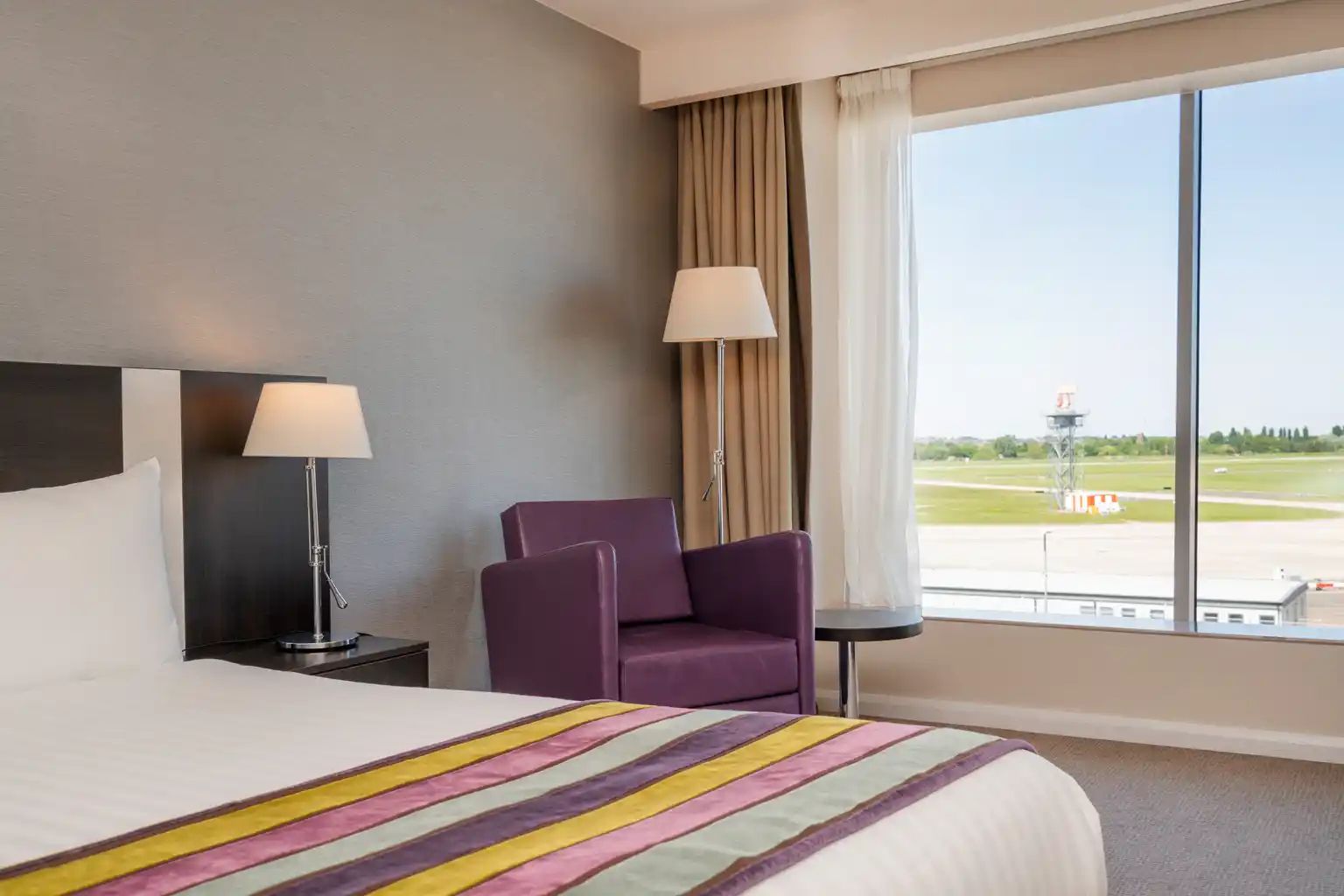  6a9ebf9dcacaa 6a9ebf9dcacabphoto Room With Runway View.jpg